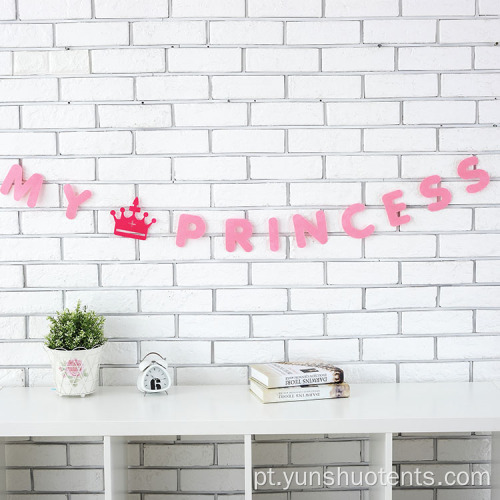 Enfeites de aniversário pendurados na parede com cordas de feltro de princesa